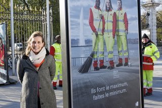 La conseillère administrative Marie Barbey-Chappuis pose devant une affiche de la nouvelle campagne de la Ville en faveur de rues propres.